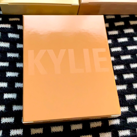 100% Authentic BNIB KYLIE COSMETICS PRESSED ILLUMINATING POWDER SET - Picture 2 of 12